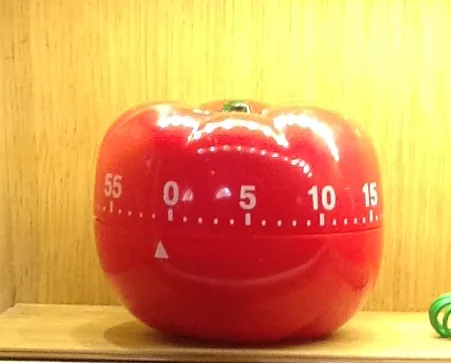 Red tomato-shaped mechanical kitchen timer